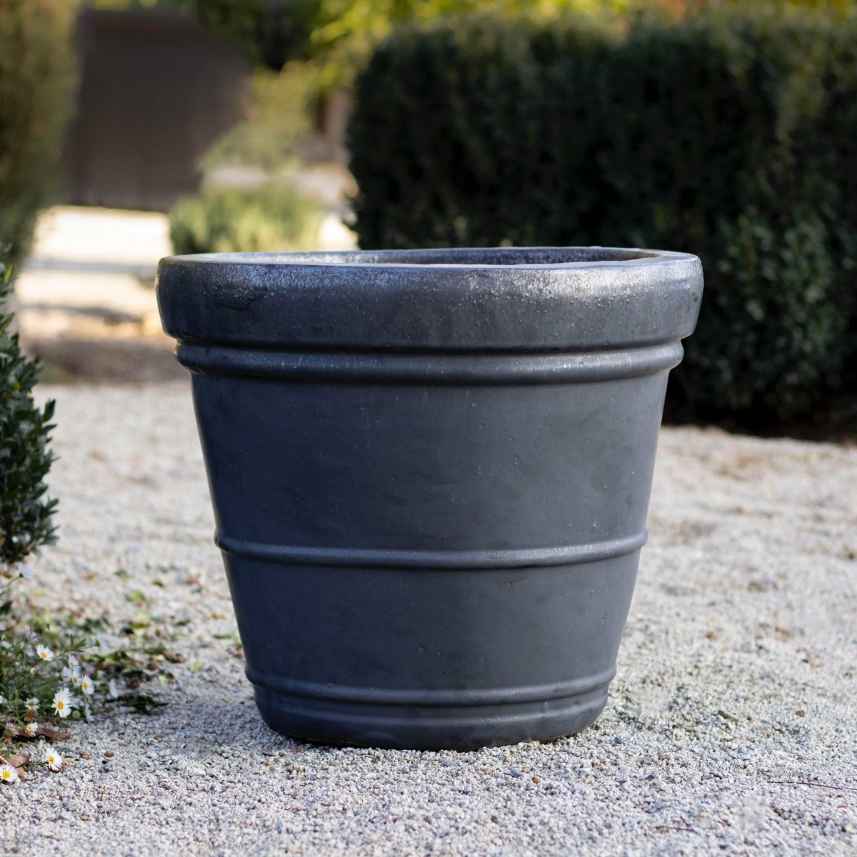 Macetero Chañar Gris Acero sin planta en exterior