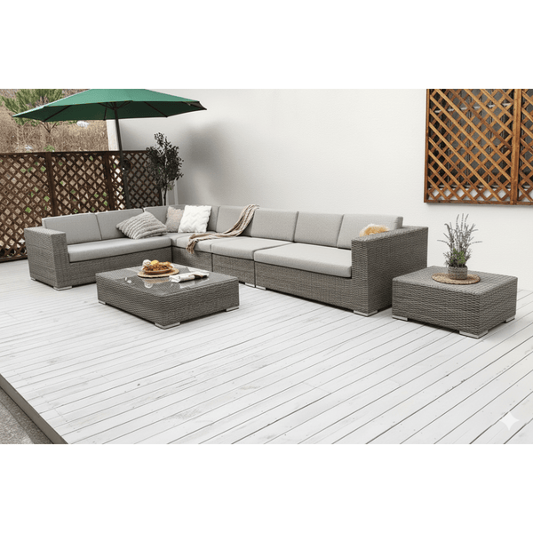 Modular Choique de siete cuerpos gris claro con mesa baja en jardín