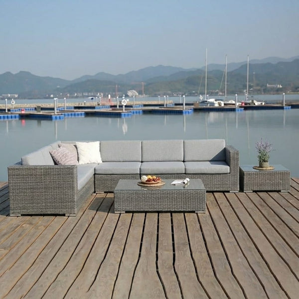 Modular Choique de siete cuerpos gris claro con mesa baja en jardín