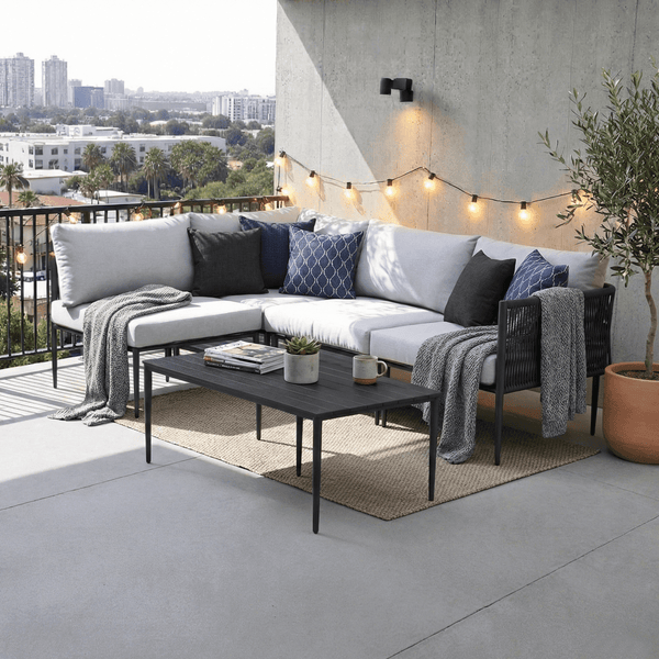 Seccional Cantaria izquierdo con cojines claros en terraza